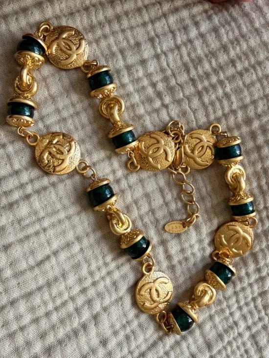 💚Vintage Chanel CC Medallion Necklace Green Gripoix Beads & Gold Tone Chain✨ - Picture 4 of 11